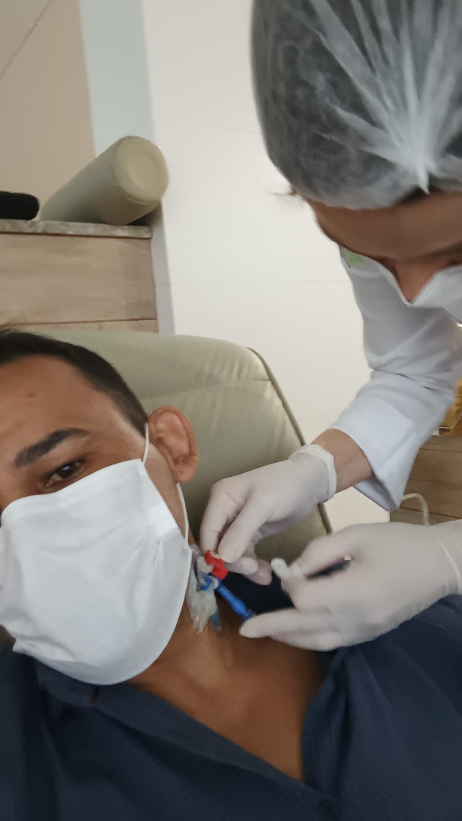 Jaderson durante sessão de hemodiálise com cateter no pescoço