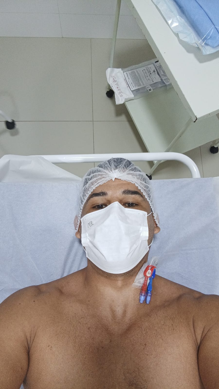 Jaderson Grangeiro durante procedimento de troca de cateter, 29 de abril de 2026